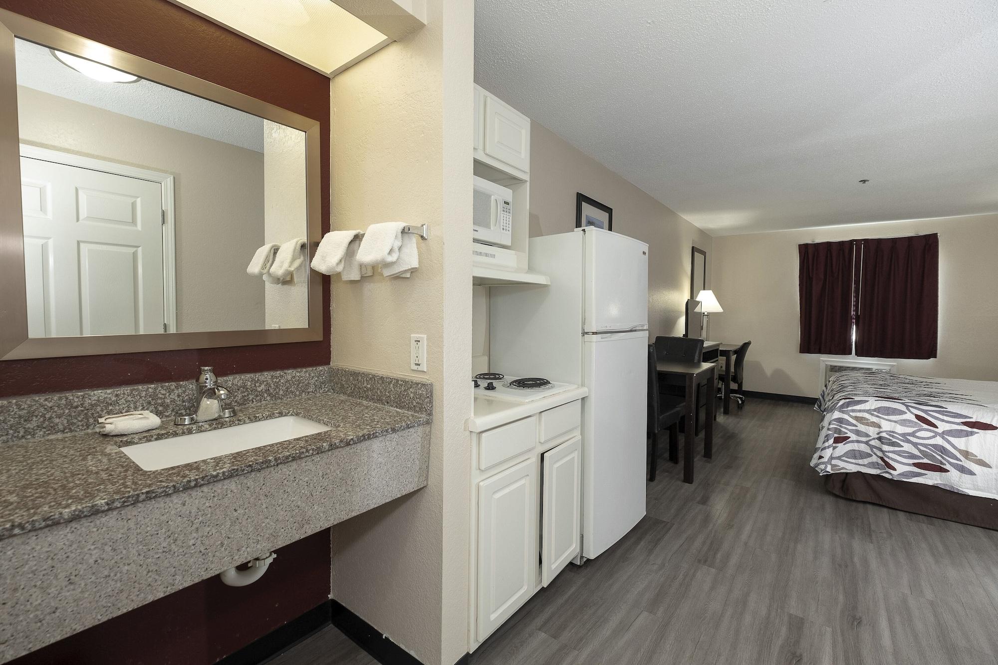 Red Roof Inn & Suites Pensacola-Nas Corry Beach Haven Exterior photo